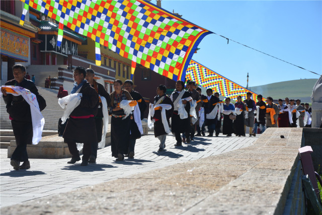 "本次各莫寺法喜苑竣工落成庆典为期三天,第一天(7月26日)进行的是