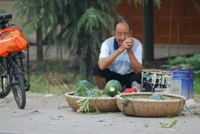 挥斥着蒲扇在太阳下 守着没有几个人光顾的西瓜摊 01 古稀之年的老人