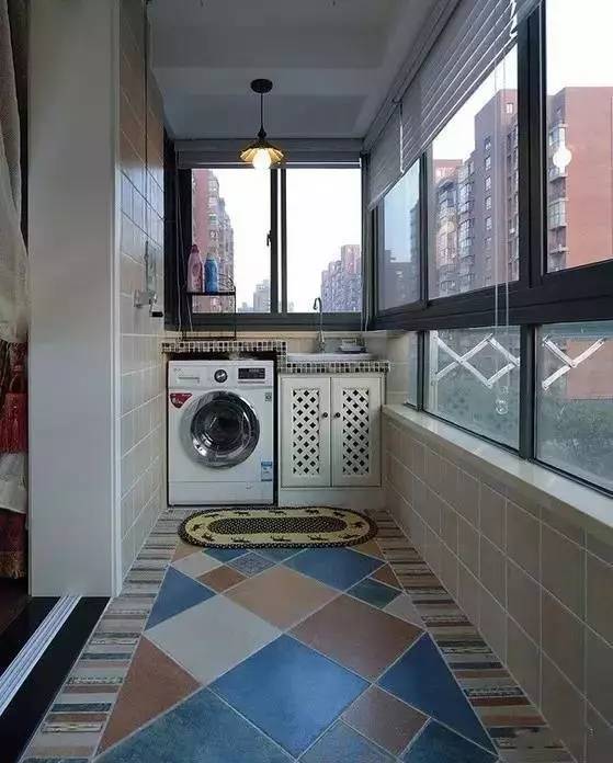 在阳台用砖砌了个洗衣机收纳柜台,比洗手间好用多了