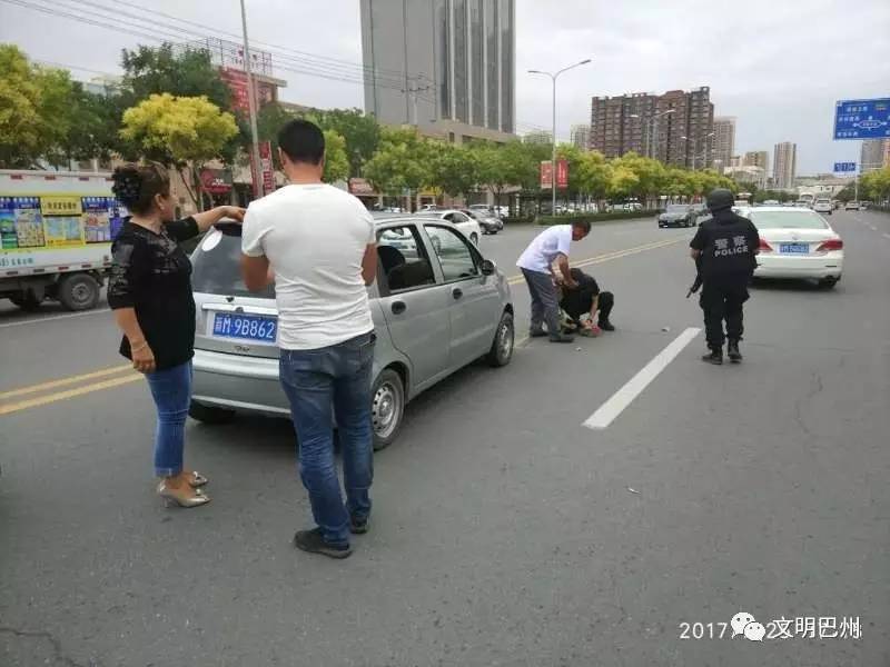 6岁的男孩儿明明(化名)躺在距离一辆奇瑞牌qq轿车前方1米远处不断