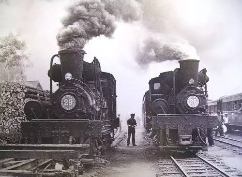 火车从1804年诞生至今按照运行原理一共分为两种,一种是蒸汽火车,另一