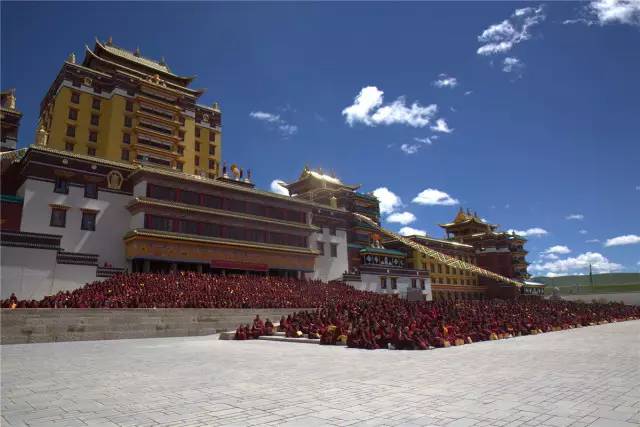 阿坝县各莫寺举行法喜苑竣工落成庆典