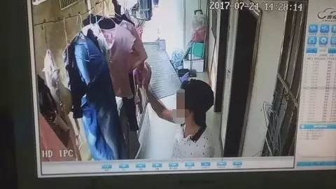 变态男子偷女士内衣_变态拿美女内裤内衣