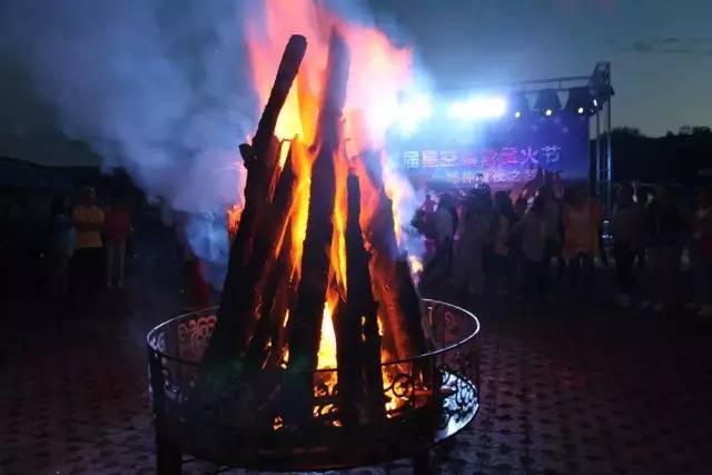 首届"百泉谷星空露营篝火节"在加林局百泉谷旅游景区被激情点燃