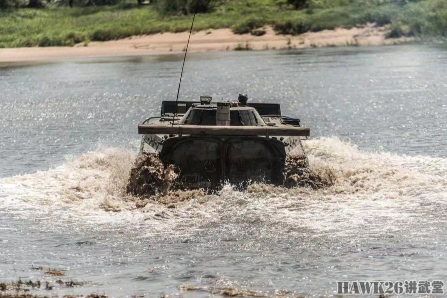 该部队装备的苏联制造的bmp-2步兵战车就完全不用,直接往河里开,人家