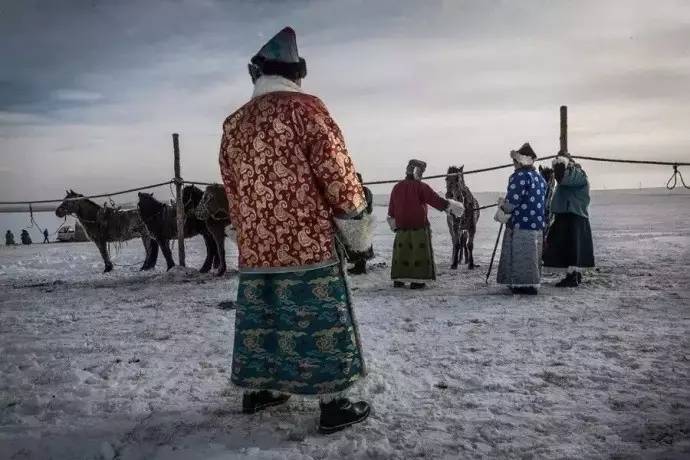 这些蒙古族摄影师不约而同地选择故土上蒙古人的背影来表现心中的