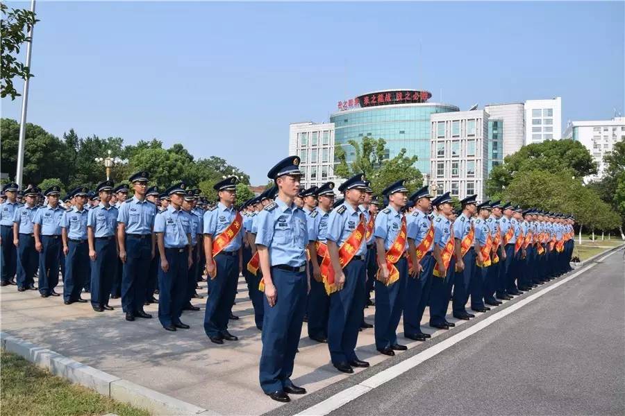 空降兵部队转业干部向军旗