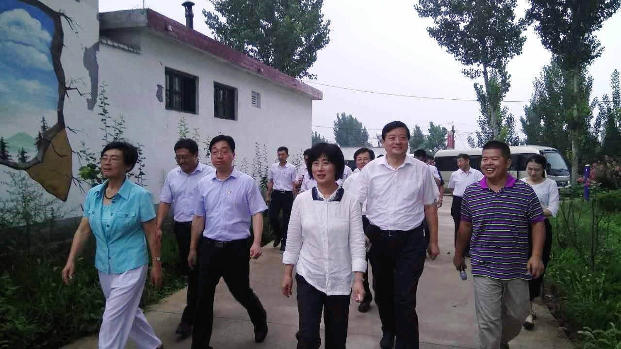 在济宁市政府副市长吴霁雯,市旅游发展委主任杨凤东,调研员杨绪东