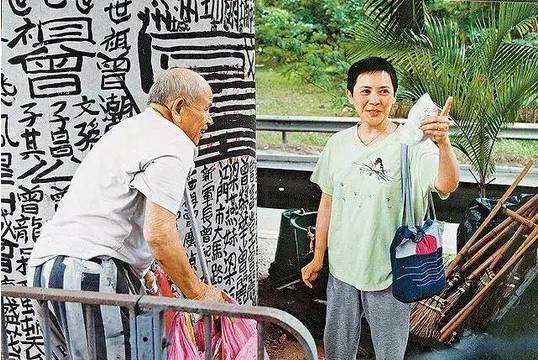 这位香港的九龙皇帝穷尽51年把香港涂了个遍连黄家驹都为他写了歌