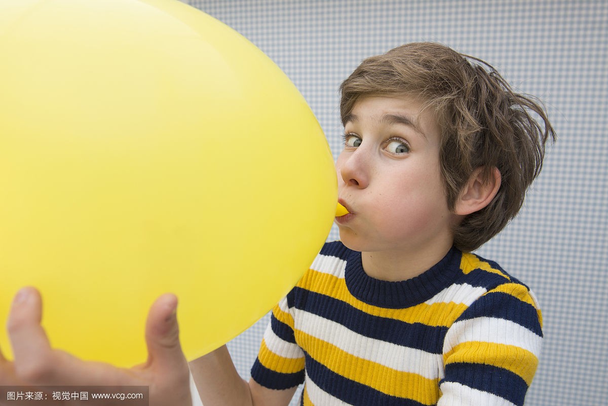 你以为吹气球只是玩乐7岁小孩自从每天迷上吹气球睡得好长得高
