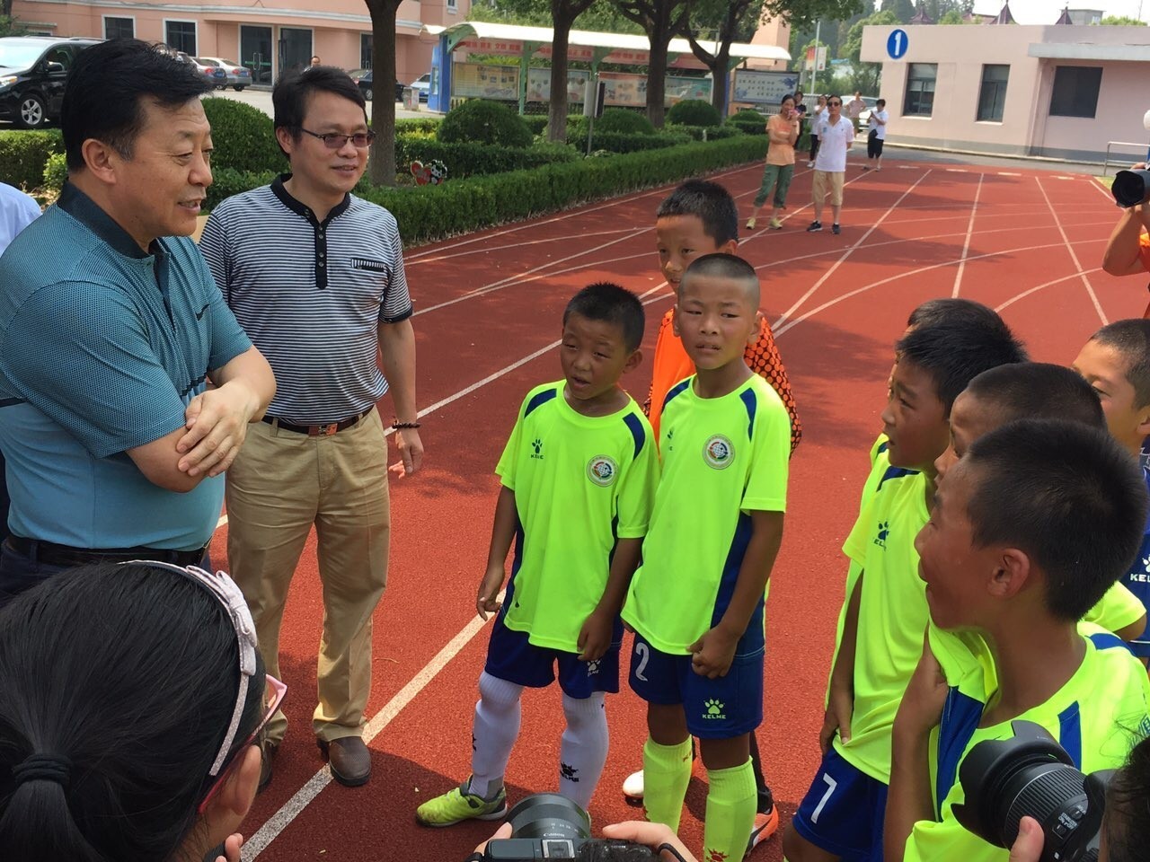 成员,中国足球协会党委书记杜兆才与张堰小学足球队员交流7月26日上午