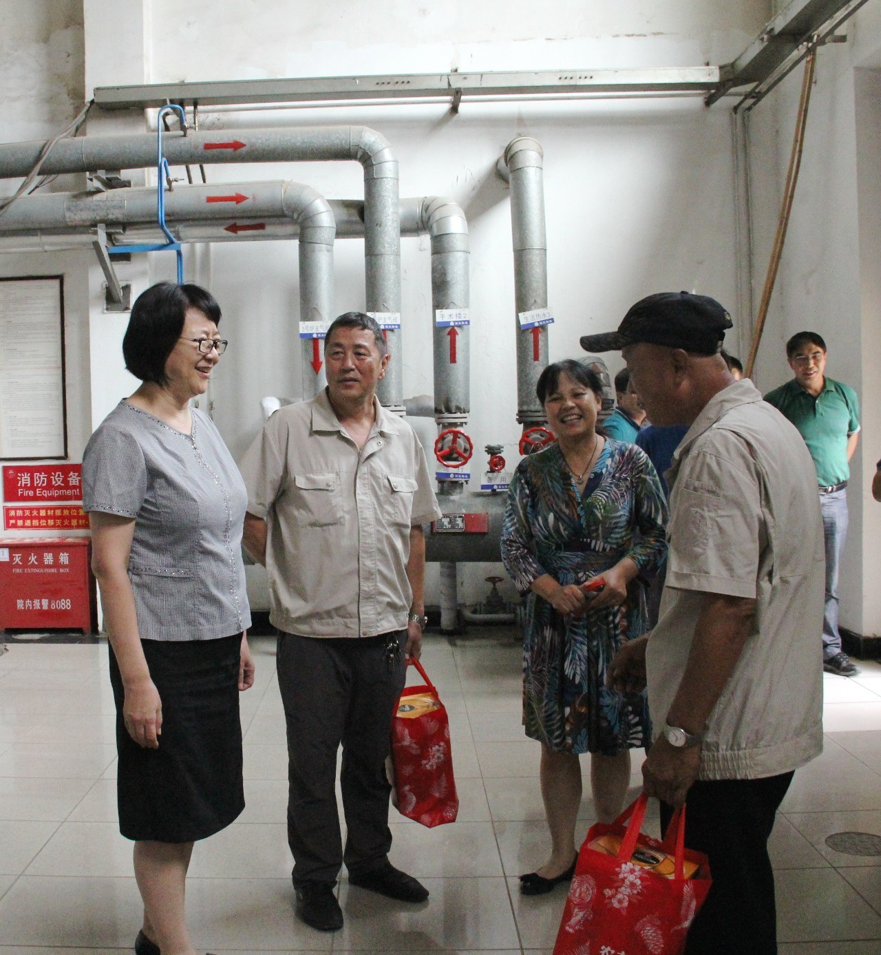 市医管局副局长潘苏彦来到天坛医院 慰问暑期坚守一线的医院职工