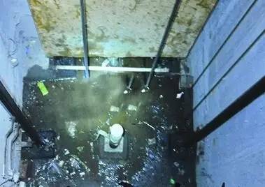 对于管理单位而言, 要经常检查电梯底坑排水是否通畅,一旦发现电梯井