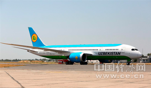 乌航波音787梦想客机飞抵塔什干国际机场.中国经济网记者李遥远 摄
