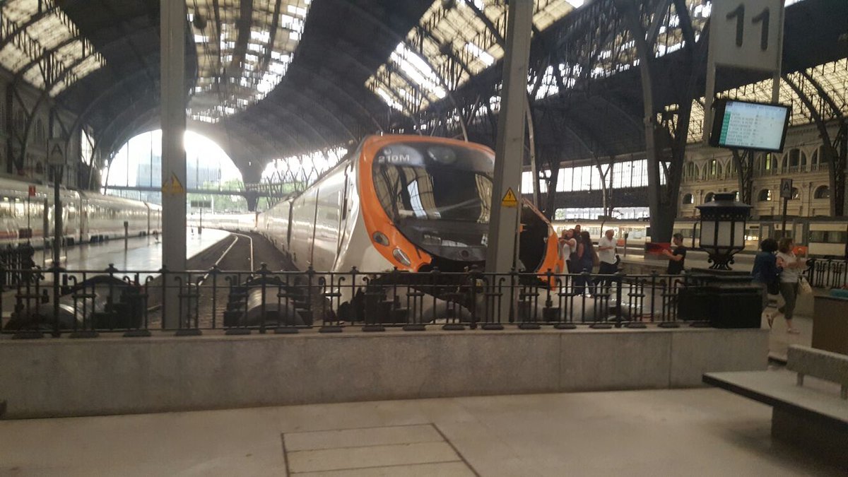 巴塞罗那发生火车进站不刹车撞站台事故 致48