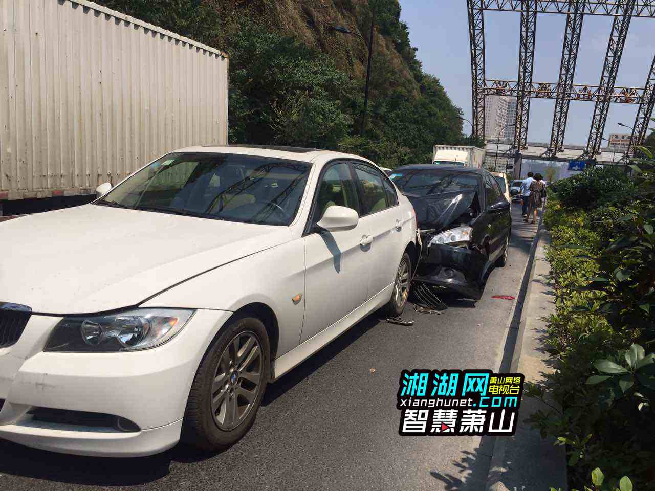 【好险】萧山一男子油门当刹车!奇瑞撞上宝马,造成三车追尾