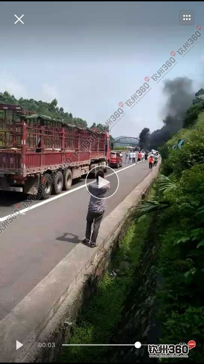 南北高速大寺往钦州方向,一辆水泥罐车侧翻起火,双向交通中断多车被堵