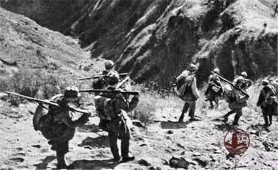 南昌第五次"反围剿斗争"失败后,红军被迫进行了两万五千里长征.
