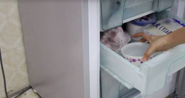 在冰箱里放一块这个，让你一辈子都不用清洁冰箱！