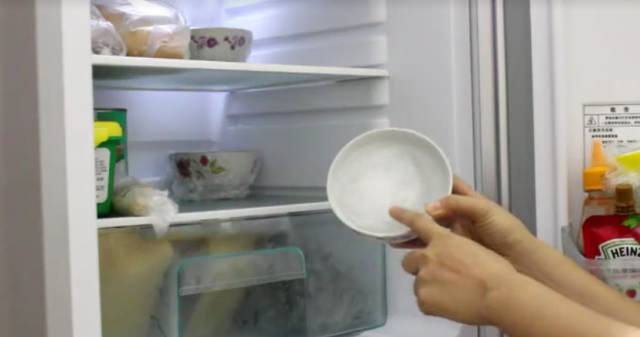 在冰箱里放一块这个，让你一辈子都不用清洁冰箱！