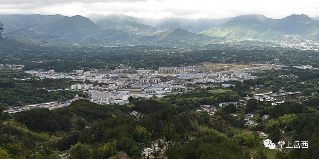 十年前的岳西县城 这是摄影师 从城东往城西方向拍的 此时的山城独有