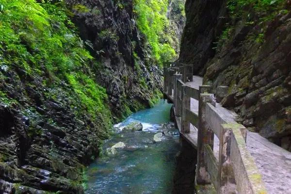 龙水峡地缝