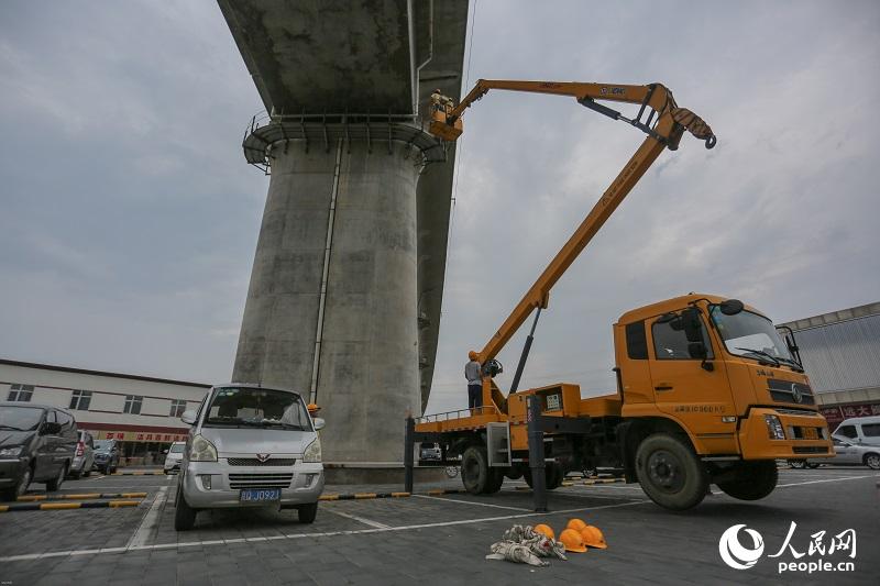 中国速度的背后:守护"天堑"脊梁的高铁养路人