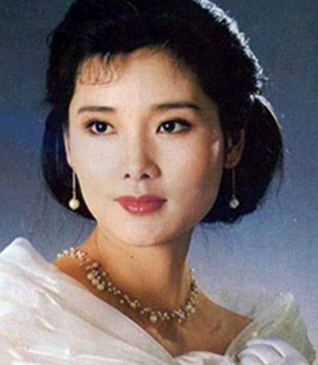 1984年,何赛飞因出演越剧《五女拜寿》而成名.