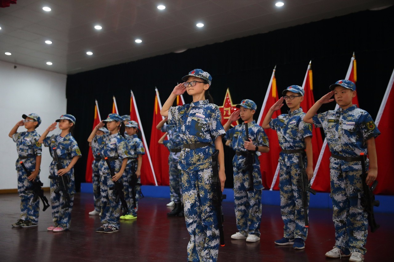 实验小学,奉化市莼湖镇中心小学等 东海少年军校基地学校的少先队员们