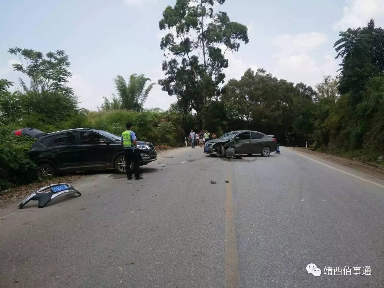 靖西市龙临镇路段发生两辆轿车相撞的交通事故!