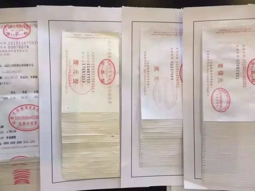 视角|最喜欢看你认真贴发票的样子,看着看着就醉了