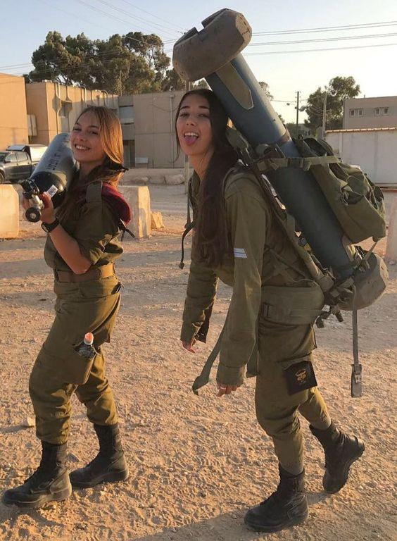 来看看以色列的女兵,俏皮可爱,这样的女兵在战场上你选择消灭她还是