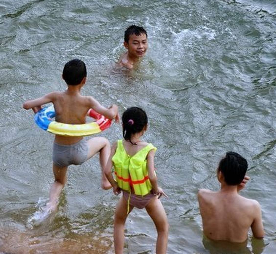 镇龙平村的8岁女孩小韦和往常一样,和小伙伴们到村子周围的小河里游泳