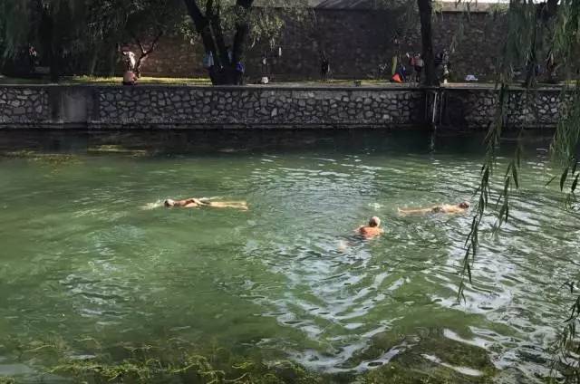 小心喝了洗澡水!颐和园京密引水渠段成野泳圣地