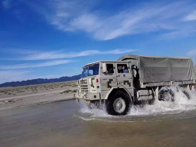 陕汽重型军用越野车