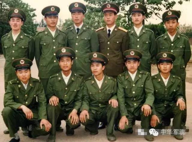 【涨知识】中国军服的演变:从红领巾红袖章到西服领