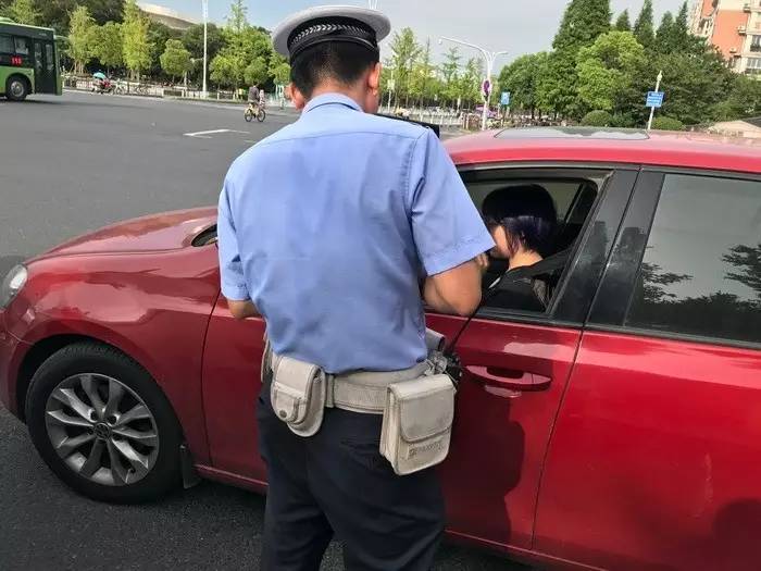 影像| 用一件件湿透的蓝警服,"汗"卫道路交通的安全与