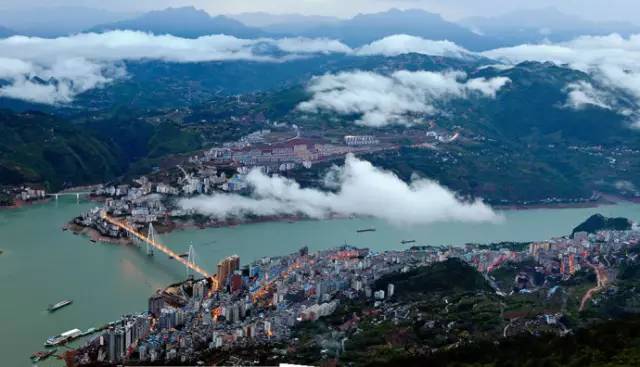 巴东县城全景鹤峰县屏山在恩施,随时抬头看,天空都长这样↓恩施的美景