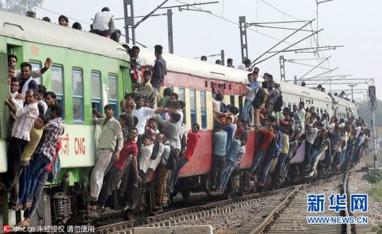 (图为2016年6月印度北方邦民众扒火车回家.目前,印度已有13.24亿人口.