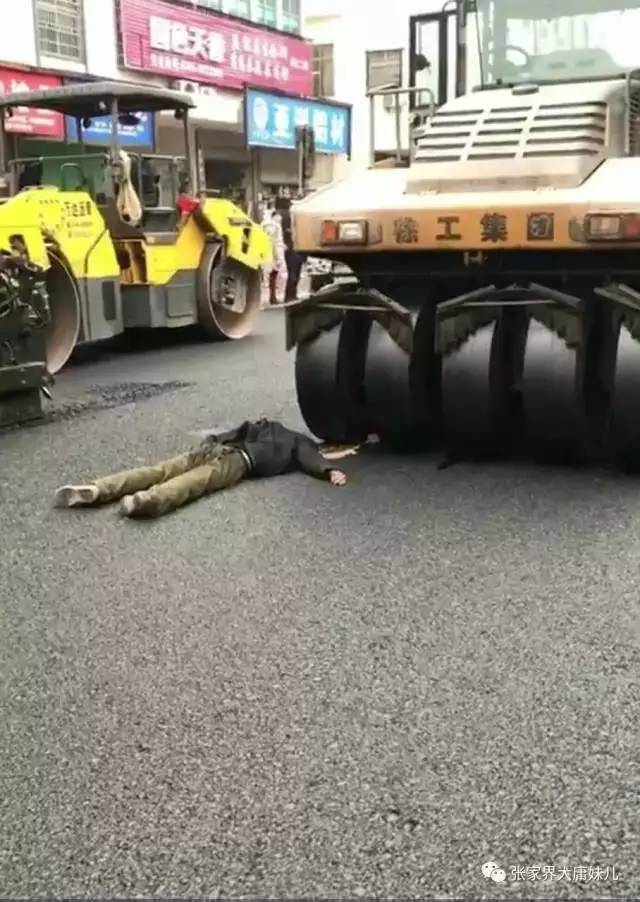 尹庄高台子村西在建高速公路上发生惨烈车祸,被撞者被压路机直接碾压