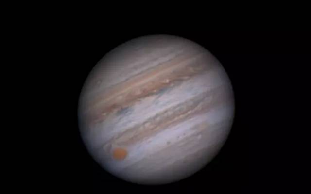 在望远镜中,木星是一个小圆面,利用天文望远镜,除了轻松看到木星的