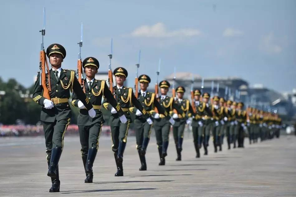 中国建军九十周年 九十年浴血荣光 九十年红旗漫卷 向中国军人敬礼!