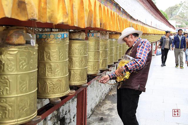 在西藏无论是在寺庙旁还是在山路上,你总能看到那些转经的藏民,其中