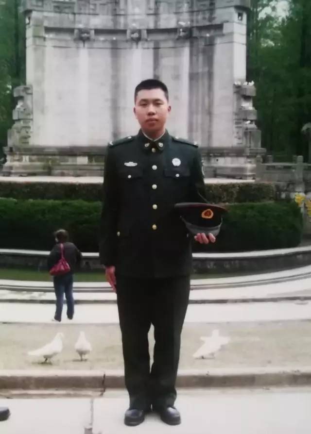 郭培镔他在73025部队服役2年,现在是一名法警.