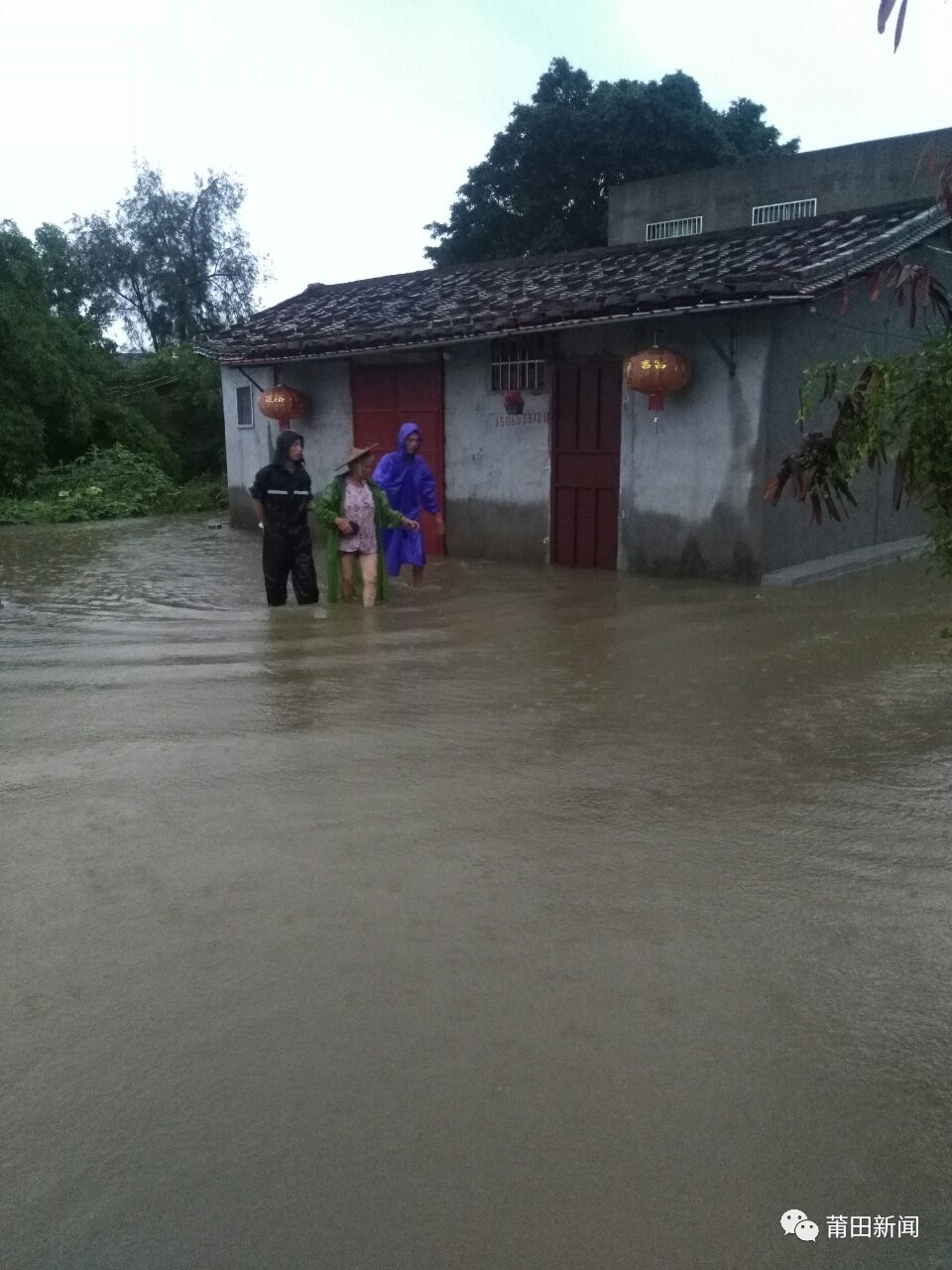 涵江区三江口镇塔山村安全转移低洼地群众,并设置警戒线,防止群众回潮