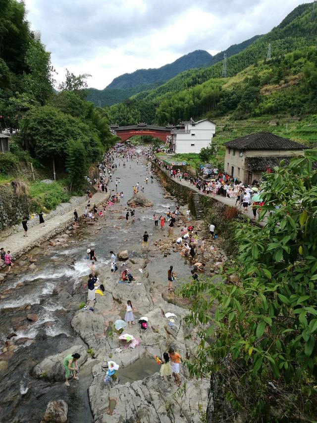 庆元县贤良镇泼水节吸引各方游客前来乘凉消暑.