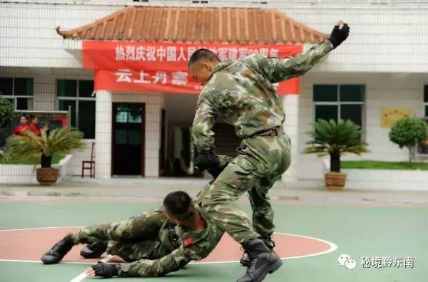 丹寨县驻丹武警中队,战士们在表演擒拿术