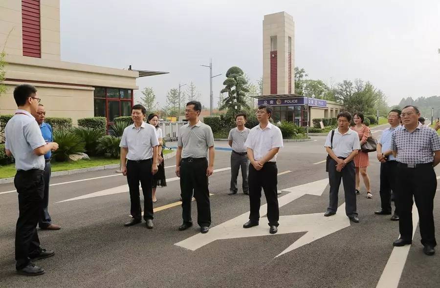 湘西州人大常委会副主任翟建凯一行到大龙调研