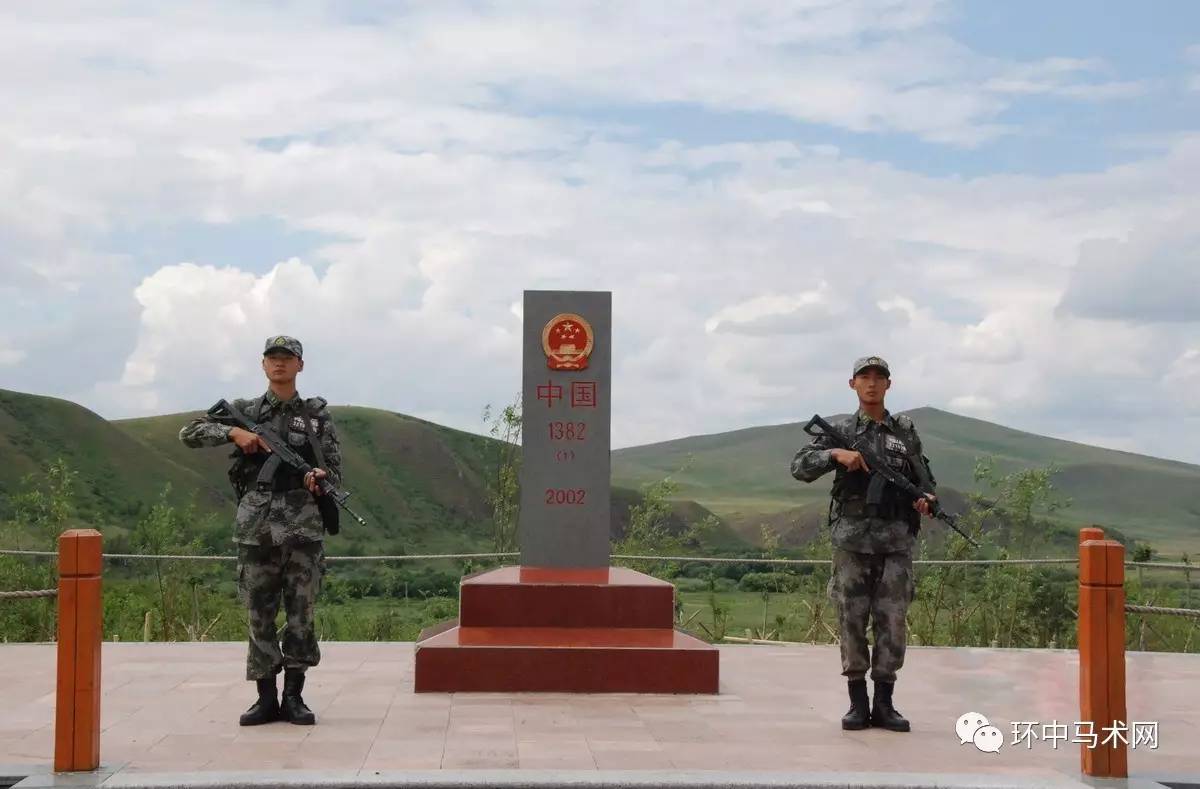 边防战士在中蒙边境界碑站岗值守