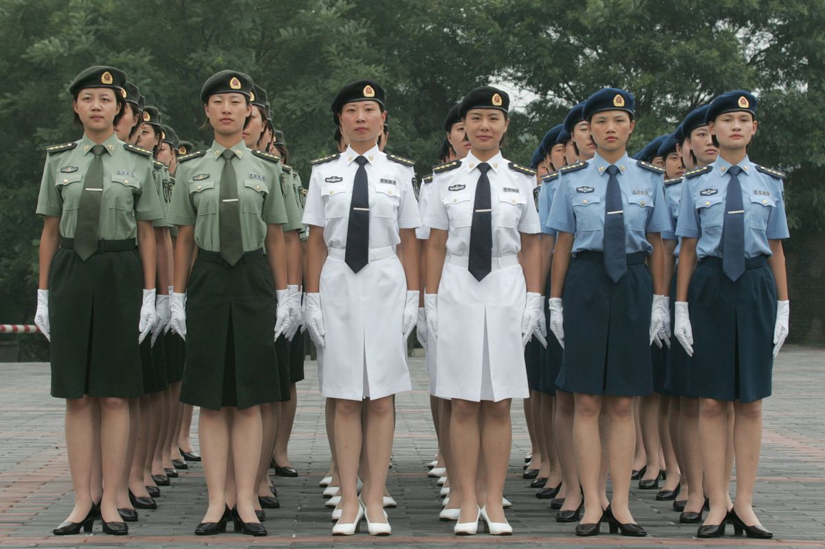 老照片：中国女兵苦练打飞机技术